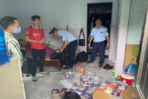 Hà Nội: Phát hiện pháo hoa giả mạo hàng hóa của Công ty Z121, tập kết trong chung cư mini