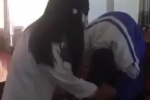 Nữ sinh lớp 9 bị bạn cùng lớp giật tóc, cầm mũ bảo hiểm đánh liên tiếp vào đầu