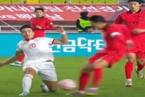 Bùi Hoàng Việt Anh nhận thẻ đỏ oan trong trận thua 0-6 trước Hàn Quốc?