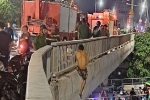 Buồn chuyện cá nhân, người đàn ông leo lên thành cầu Nguyễn Văn Cừ