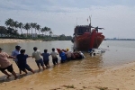 Quảng Bình: Chìm tàu, hai ngư dân bơi vào bờ cầu cứu