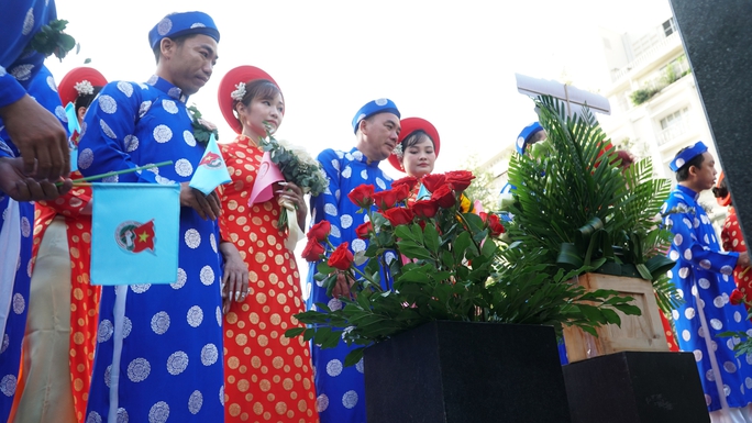 VIDEO: Lễ cưới tập thể hơn 80 cặp đôi trong ngày Phụ nữ Việt Nam - Ảnh 4.