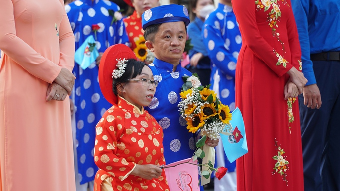 VIDEO: Lễ cưới tập thể hơn 80 cặp đôi trong ngày Phụ nữ Việt Nam - Ảnh 7.