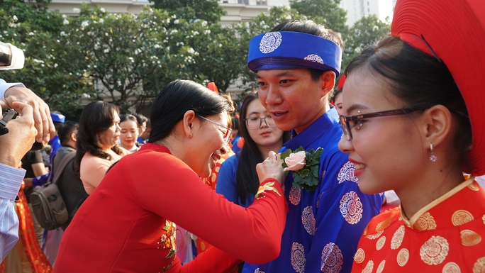 VIDEO: Lễ cưới tập thể hơn 80 cặp đôi trong ngày Phụ nữ Việt Nam - Ảnh 8.