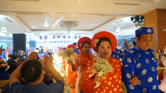 VIDEO: Lễ cưới tập thể hơn 80 cặp đôi trong ngày Phụ nữ Việt Nam - Ảnh 10.