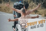 Xôn xao clip nhóm thanh niên 'tạo dáng' nguy hiểm trên xe máy ở TP HCM