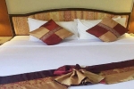 Tại sao khách sạn thường đặt 4 chiếc gối trên giường ngủ?