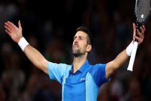 Djokovic đánh bại Rune trước tiếng la ó của khán giả tại Paris Masters