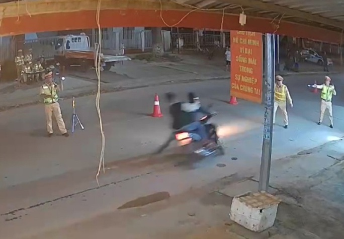VIDEO: Lao xe máy vào tổ CSGT kiểm tra nồng độ cồn, 1 đại úy bị thương - Ảnh 3.