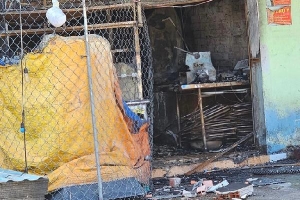 CLIP: Quán trà sữa ở TP HCM cháy dữ dội, nhiều người tháo chạy thoát thân