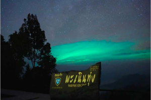 Xuất hiện ánh sáng xanh bí ẩn trên núi Thái Lan, tan đi khi trăng lên