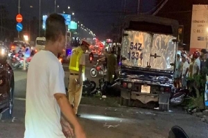 NÓNG: Xe tải tông hàng loạt xe máy chờ đèn đỏ ở Đồng Nai