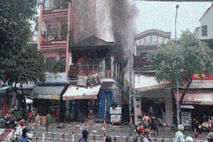 Căn nhà 1 trệt, 1 lầu ở quận Tân Phú - TP HCM bùng lửa sau tiếng nổ
