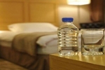 Vì sao nên ném chai nước vào gầm giường sau khi nhận phòng khách sạn?