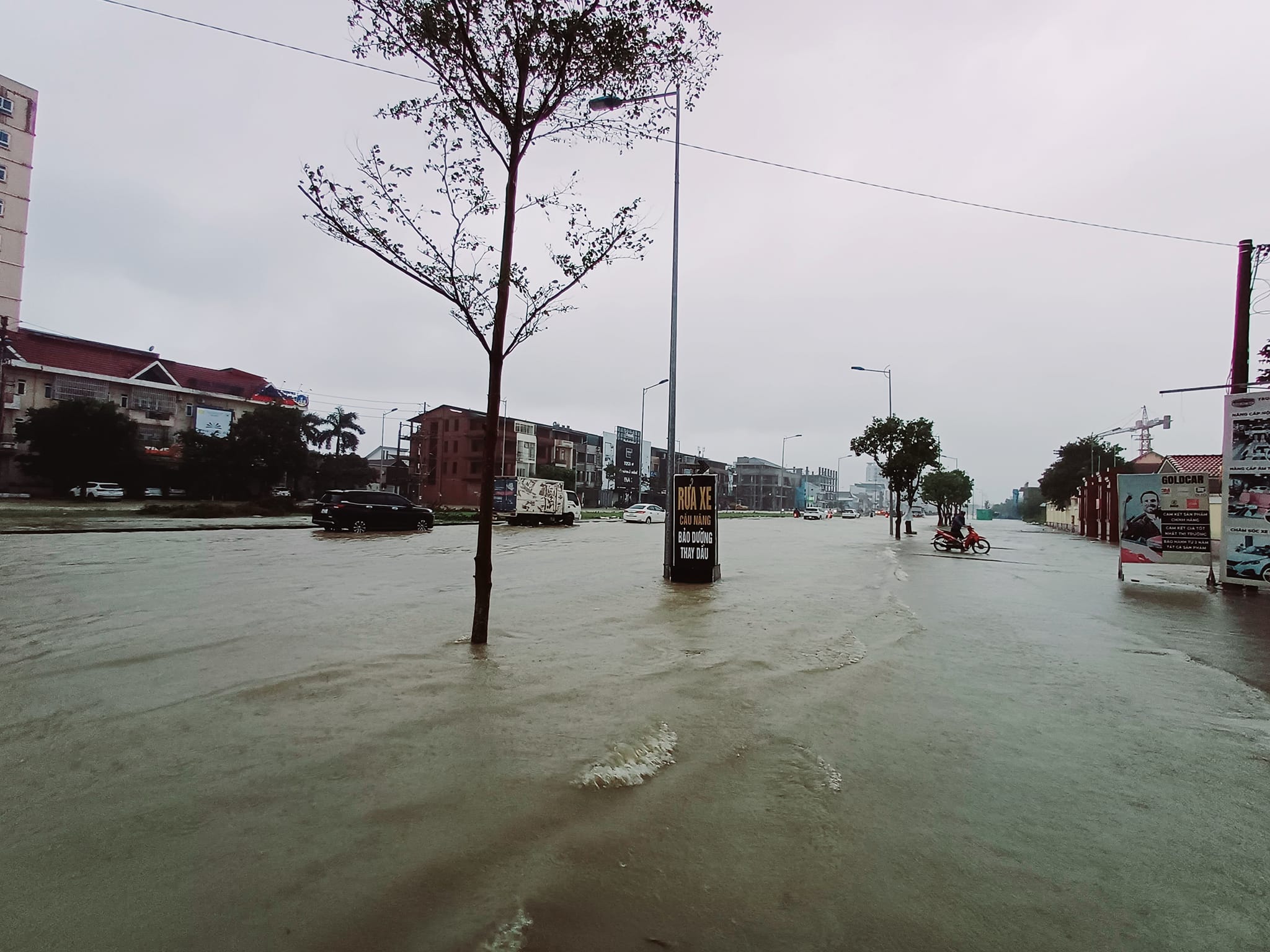 Dân sinh - Nghệ An: Nhiều tuyến đường ở Tp.Vinh ngập nặng sau mưa lớn