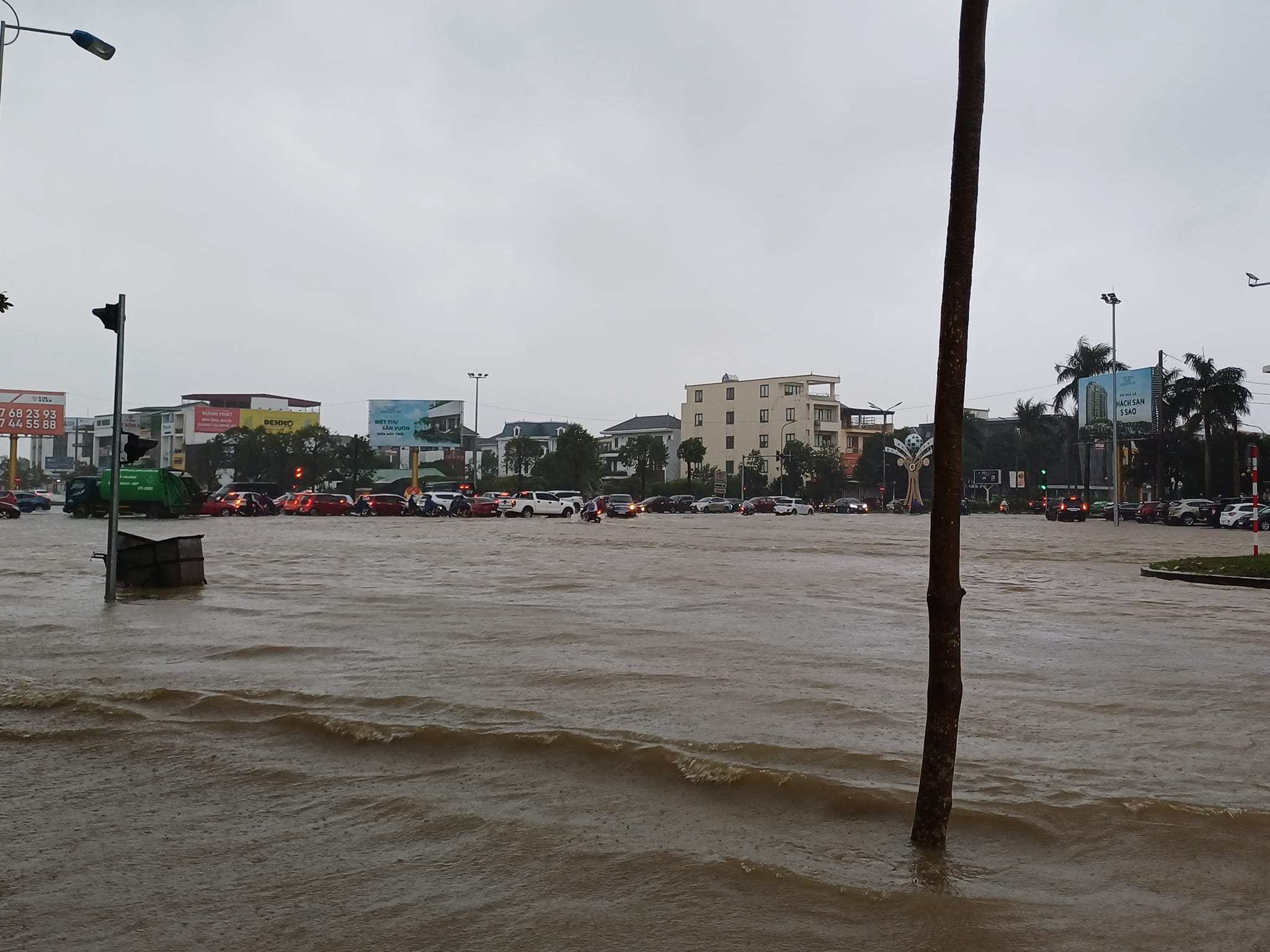 Dân sinh - Nghệ An: Nhiều tuyến đường ở Tp.Vinh ngập nặng sau mưa lớn (Hình 2).