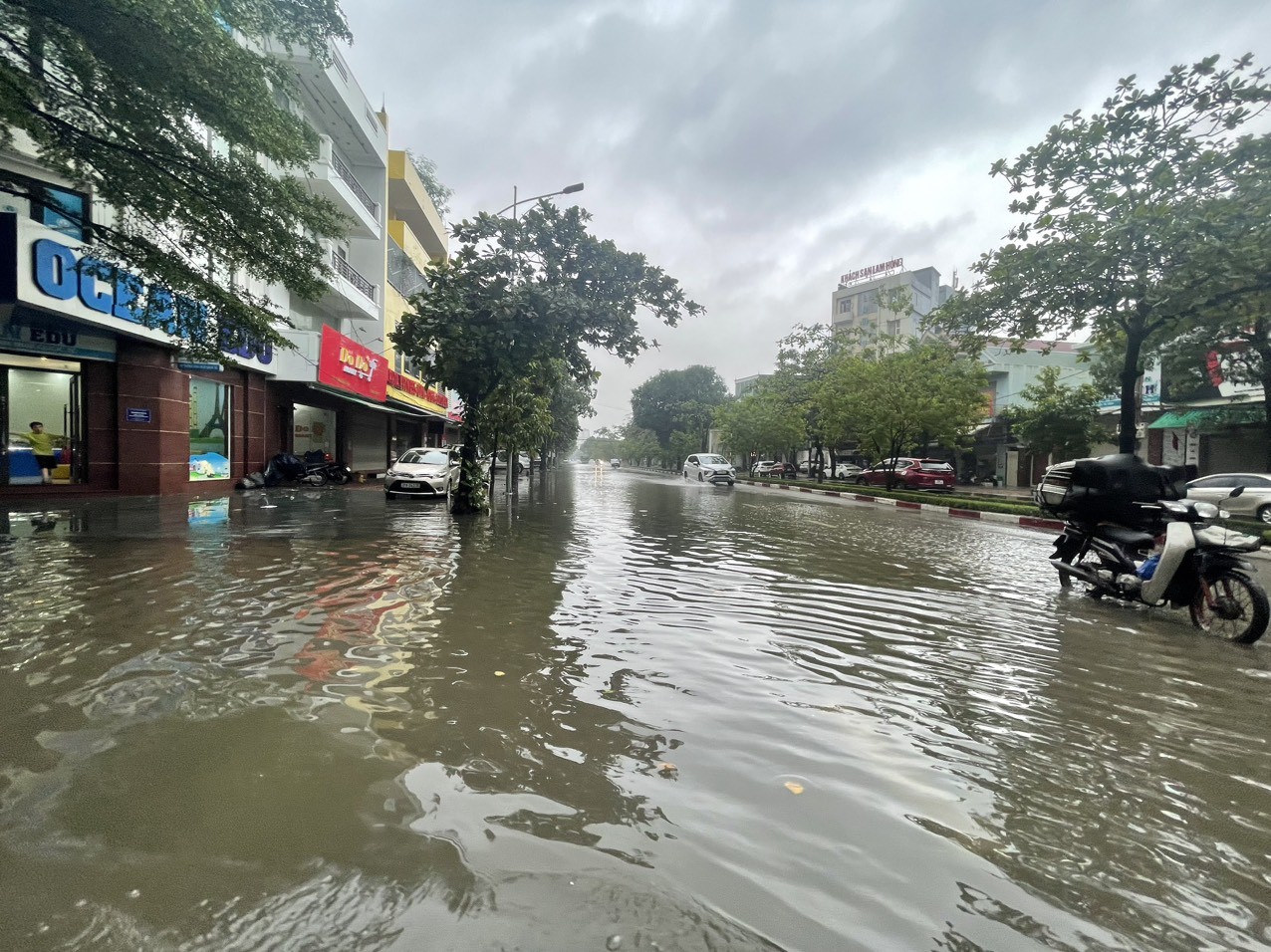 Dân sinh - Nghệ An: Nhiều tuyến đường ở Tp.Vinh ngập nặng sau mưa lớn (Hình 3).