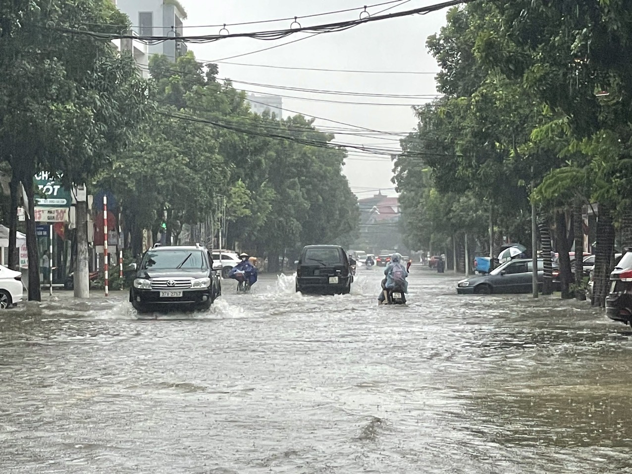 Dân sinh - Nghệ An: Nhiều tuyến đường ở Tp.Vinh ngập nặng sau mưa lớn (Hình 4).