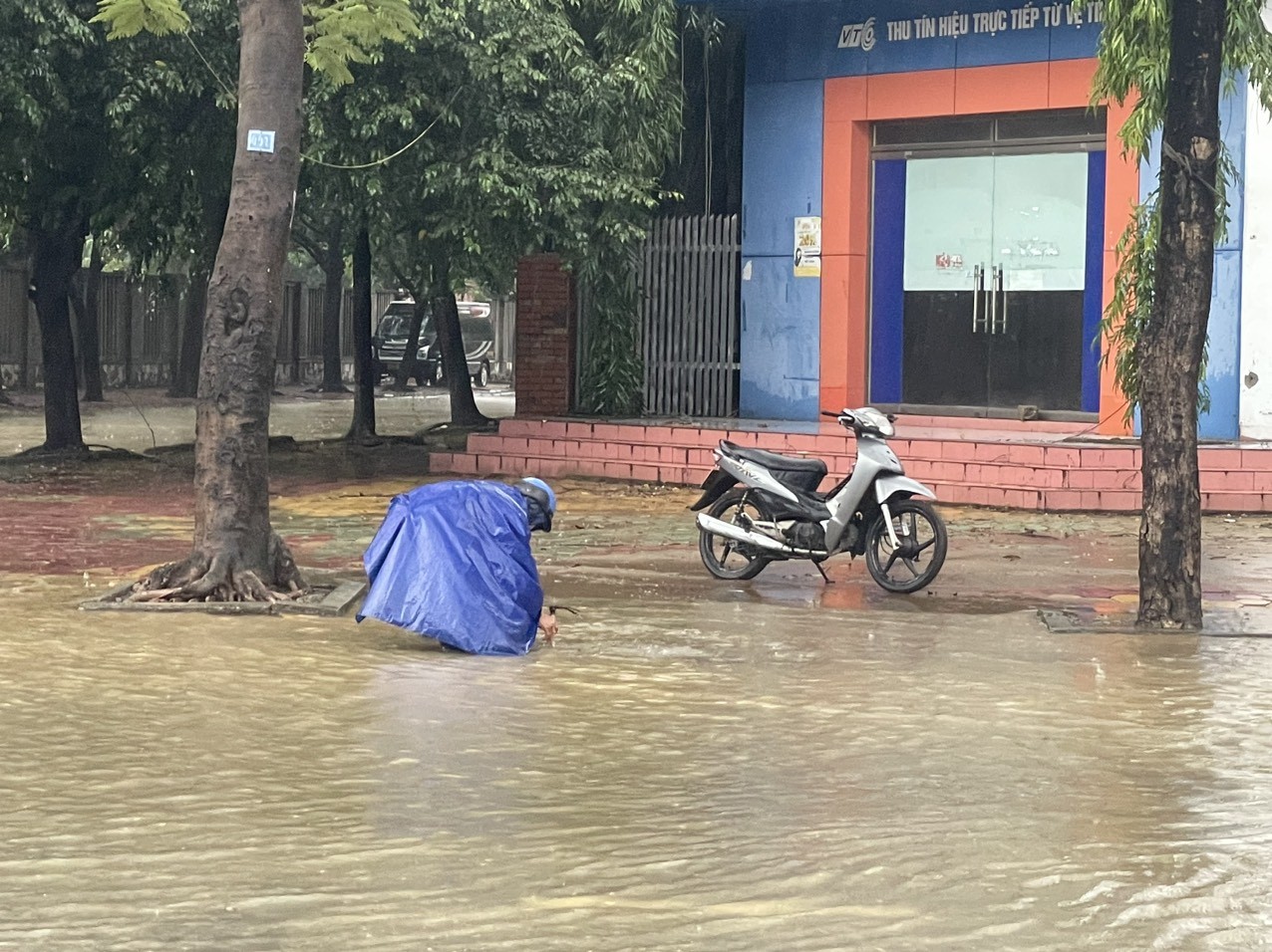 Dân sinh - Nghệ An: Nhiều tuyến đường ở Tp.Vinh ngập nặng sau mưa lớn (Hình 5).