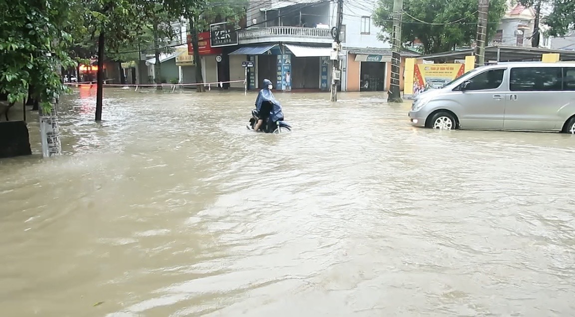 Dân sinh - Nghệ An: Nhiều tuyến đường ở Tp.Vinh ngập nặng sau mưa lớn (Hình 7).