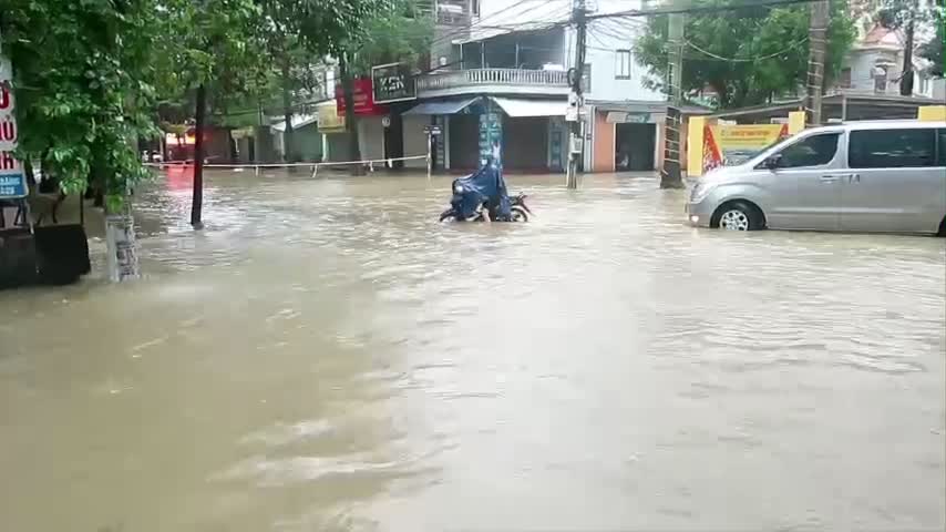 Dân sinh - Nghệ An: Nhiều tuyến đường ở Tp.Vinh ngập nặng sau mưa lớn (Hình 9).