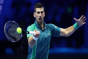 Djokovic mở màn vất vả ở ATP Finals với cú đạp gẫy 2 cây vợt