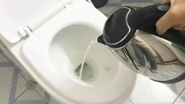 Đời sống - Vì sao khi nhận phòng khách sạn nên đun nước sôi rồi đổ vào toilet?