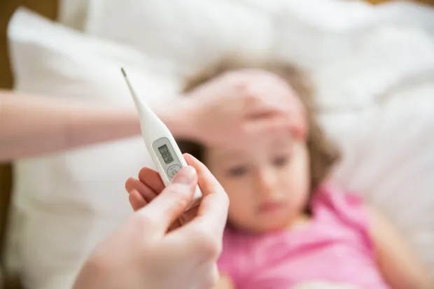 Đời sống - 2 sai lầm nguy hiểm cha mẹ phải tránh nếu con bị sốt