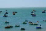 Bình Thuận: Tích cực tìm kiếm 14 ngư dân gặp nạn trên biển
