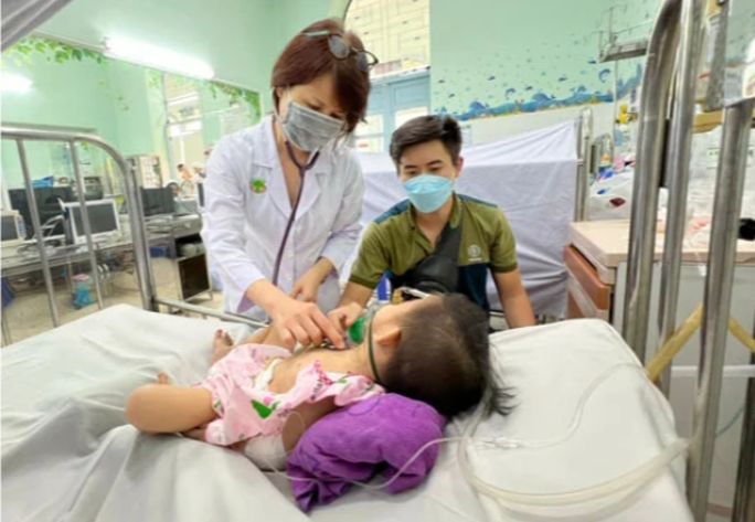 Trẻ mắc bệnh hô hấp tăng, các bệnh viện họp khẩn - Ảnh 1.