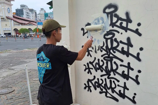 Phạt thanh niên vẽ lên tường Bệnh viện Đa khoa Sài Gòn - Ảnh 1.