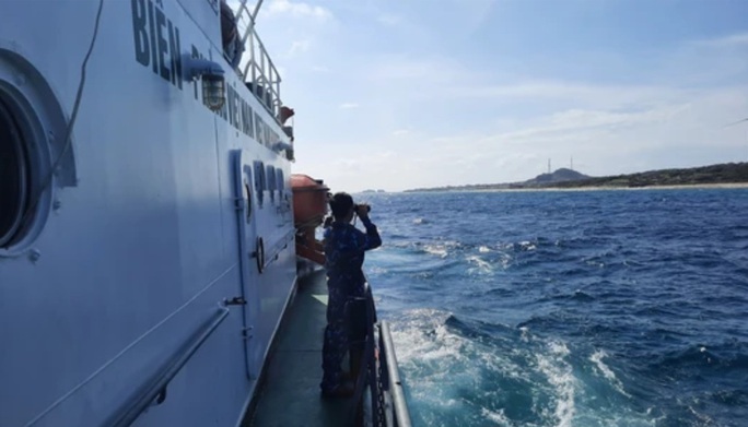 Tàu hàng nước ngoài cứu 14 ngư dân Bình Thuận trên con tàu chìm - Ảnh 1.