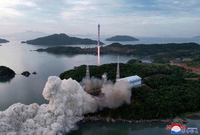 Triều Tiên bất ngờ phóng vệ tinh do thám trước ngày thông báo - Ảnh 1.