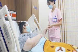 Bác sĩ cân não phẫu thuật cho cô gái nặng 155 kg
