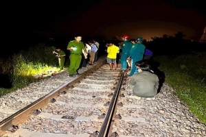 Bình Thuận: Ngồi nhậu trên đường ray, bị tàu hỏa tông tử vong