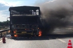 Xe tải bốc cháy dữ dội trên cao tốc Vĩnh Hảo - Phan Thiết