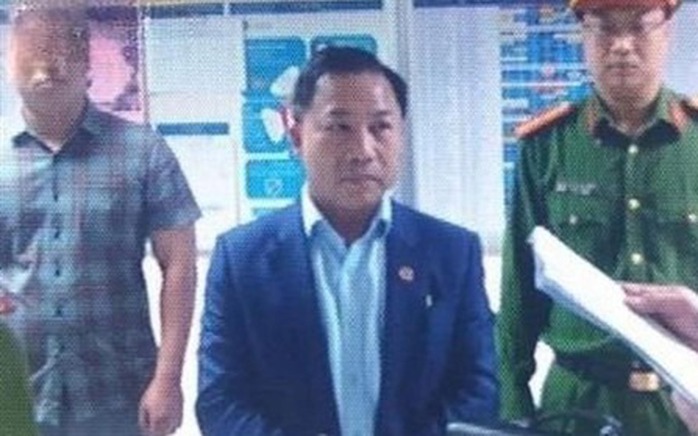 Cơ quan CSĐT Công an tỉnh Thái Bình đọc lệnh khởi tố, bắt tạm giam ông Lưu Bình Nhưỡng. Ảnh: cơ quan công an cung cấp