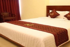 Vì sao khách sạn trải 1 mảnh vải ngang giường, 90% không biết lý do