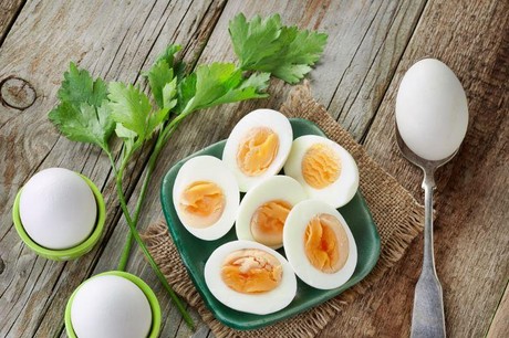 Đời sống - Khi luộc trứng nhớ cho 2 thứ này, đảm bảo trứng thơm ngon lại tự róc vỏ