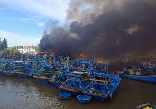 Đang cháy lớn tại xưởng đóng tàu ở Phan Thiết, lãnh đạo Bình Thuận rời họp đến hiện trường- Ảnh 1.