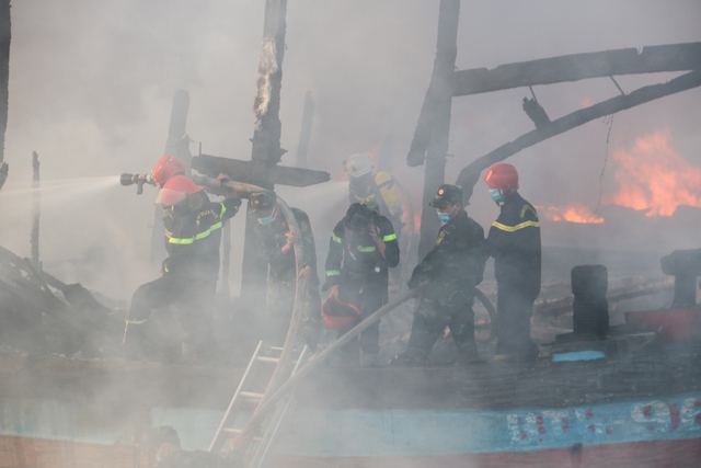 Xưởng đóng tàu vẫn đang cháy, nguyên nhân ban đầu đã hé lộ- Ảnh 3.