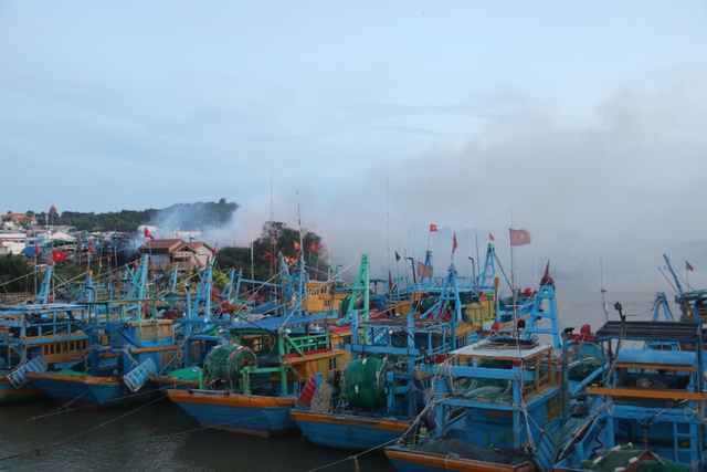 Toàn cảnh vụ cháy xưởng đóng tàu ở Phan Thiết- Ảnh 1.