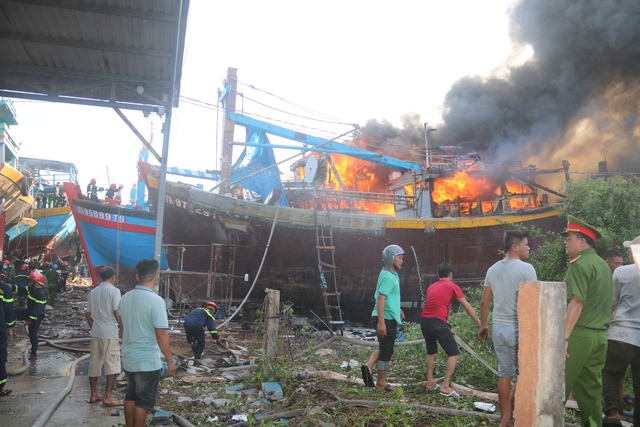 Toàn cảnh vụ cháy xưởng đóng tàu ở Phan Thiết- Ảnh 4.