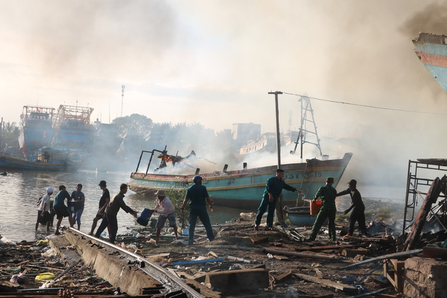 Toàn cảnh vụ cháy xưởng đóng tàu ở Phan Thiết- Ảnh 8.