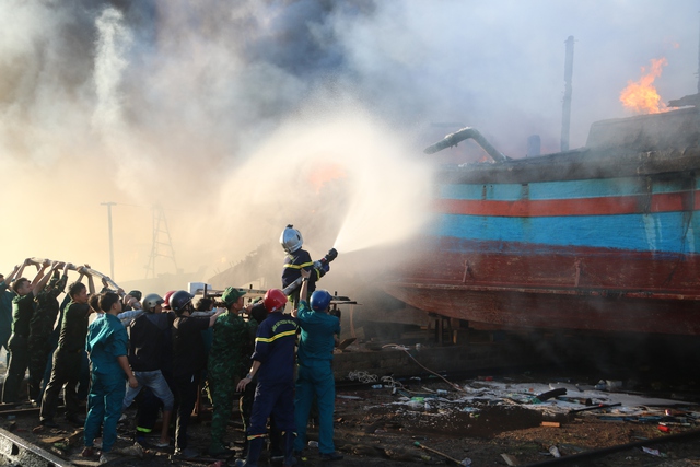 Toàn cảnh vụ cháy xưởng đóng tàu ở Phan Thiết- Ảnh 9.