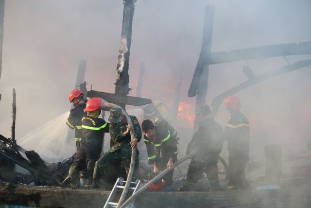 Toàn cảnh vụ cháy xưởng đóng tàu ở Phan Thiết- Ảnh 10.