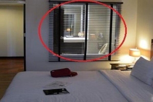 Vì sao nên bật đèn nhà vệ sinh xuyên đêm khi ngủ ở khách sạn?