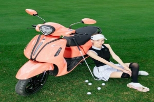 Thùy Tiên giải thích lí do các golfer nữ chuyển sang dùng xe máy trên sân golf