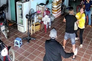 Bình Thuận: Truy tố 2 người con trai tưới xăng dọa đốt nhà mẹ ruột