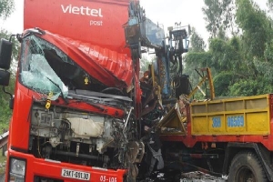 Hai xe tải biến dạng sau tai nạn trên đường tránh Nam Hải Vân